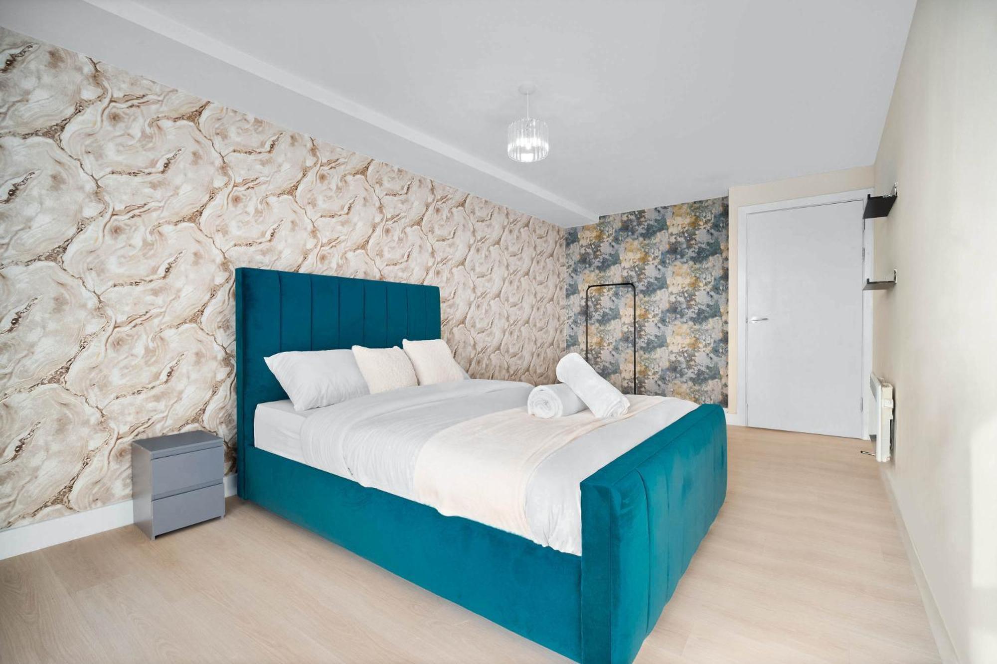 2 Bedroom With Parking Apartment *